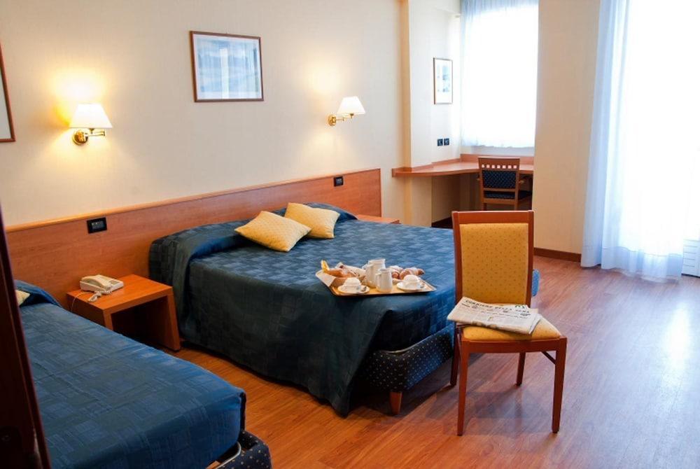 Hotel Touring Falconara Marittima Dış mekan fotoğraf