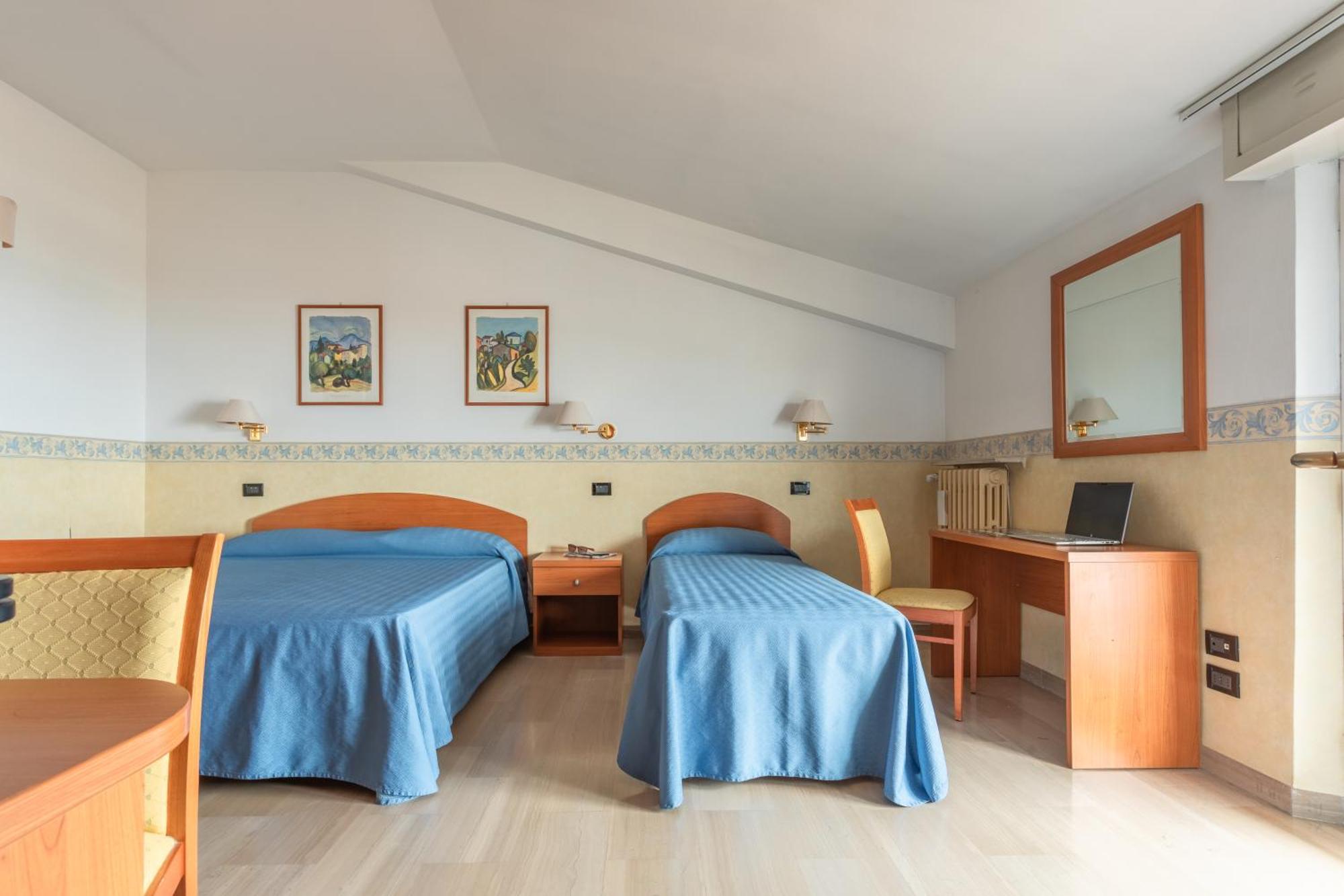 Hotel Touring Falconara Marittima Dış mekan fotoğraf