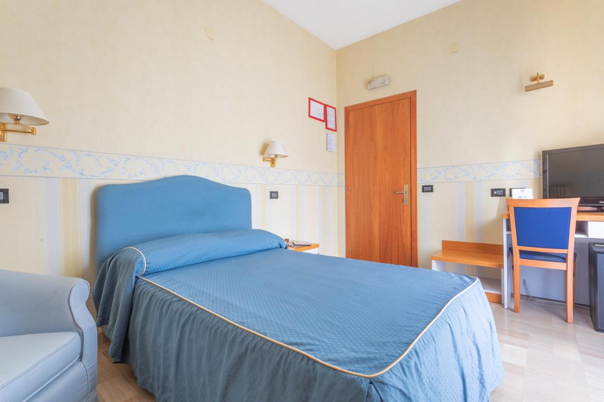 Hotel Touring Falconara Marittima Dış mekan fotoğraf