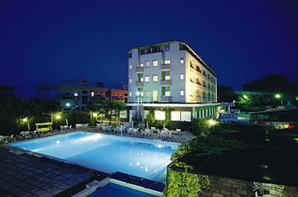 Hotel Touring Falconara Marittima Dış mekan fotoğraf