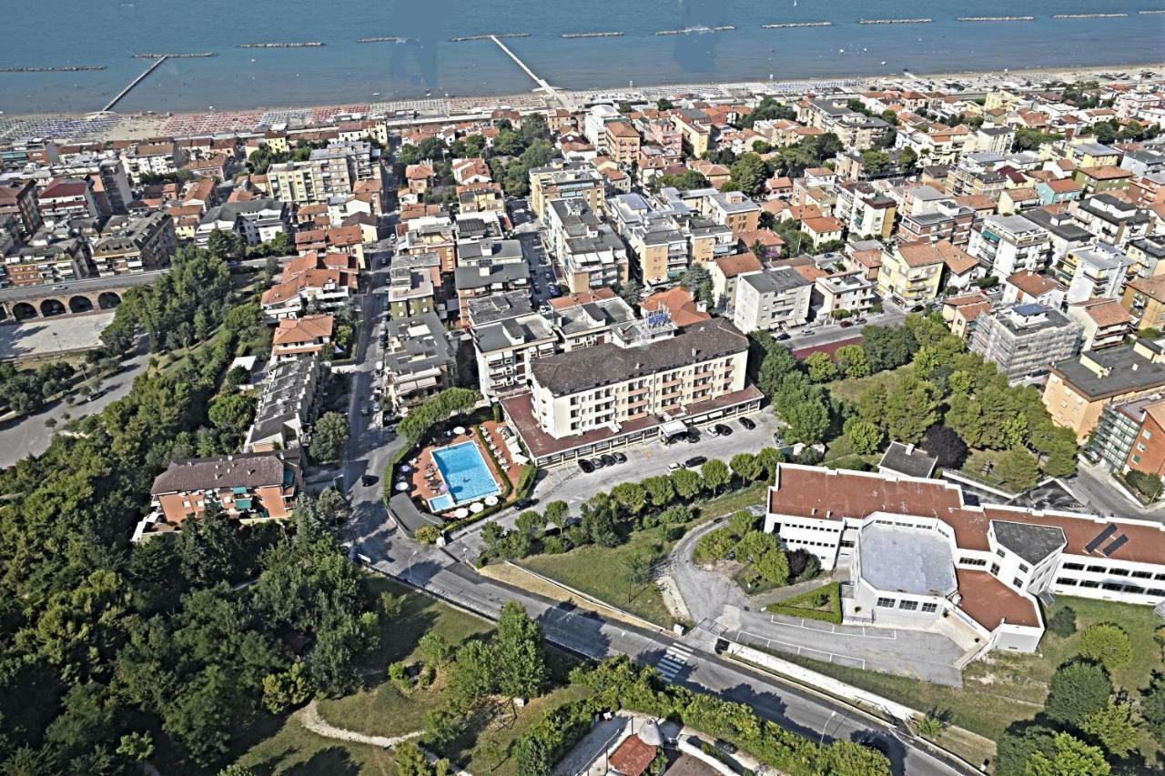 Hotel Touring Falconara Marittima Dış mekan fotoğraf