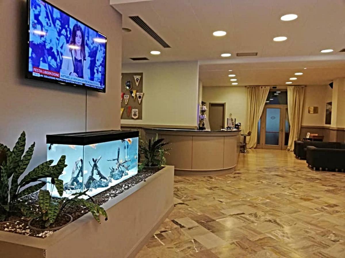 Hotel Touring Falconara Marittima Dış mekan fotoğraf